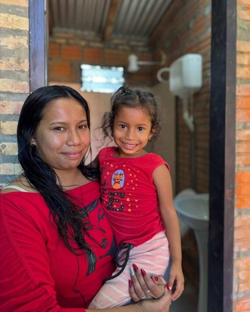 Madre e hija junto a su nuevo baño, campaña Salud al Agua